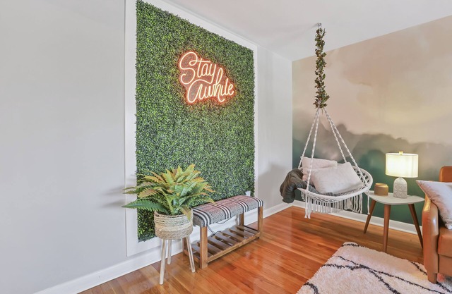 Near Downtown Home, Dogs allowed, Easy Private Parking, Big Yard, Patio,