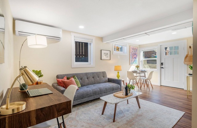 Near Downtown, Waterfront. AC. Pet Friendly. Perfect for Exploring. Free Parking