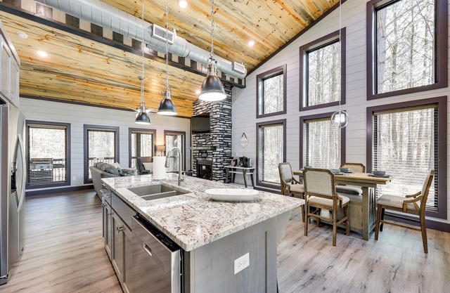 Near New Casino: Broken Bow Cabin w/Hot Tub