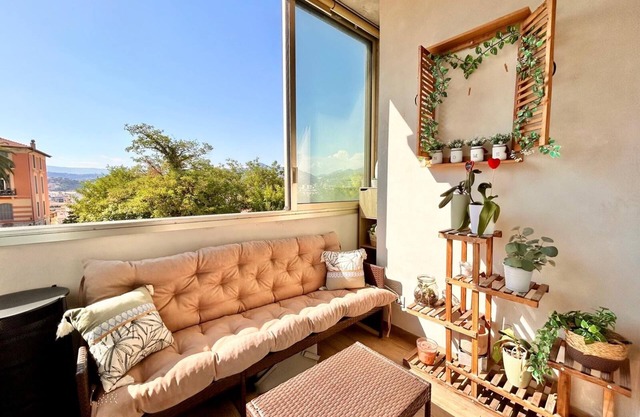 Near Port & City - Private Parking & Breakfast