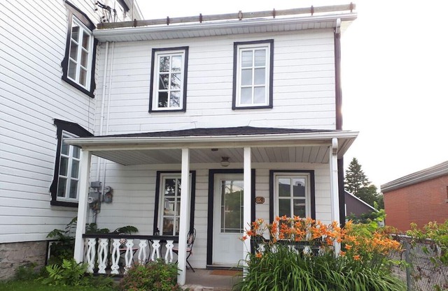 NEAR QUEBEC CITY A CUTE ANCESTRY HOUSE DOWNTOWN A TYPIC QUEBEC VILLAGE