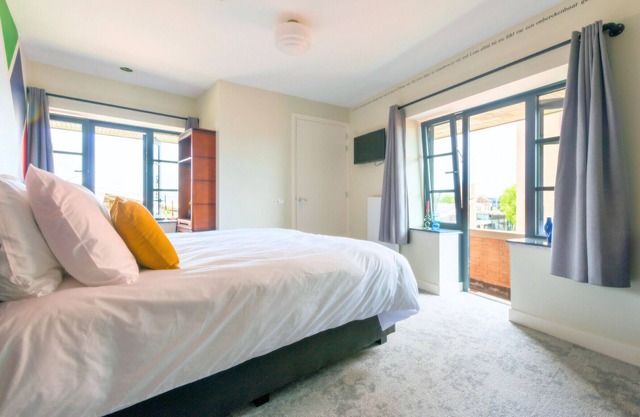 Near Safaripark Beekse Bergen apartment, featuring a private kitchen, bathroom.