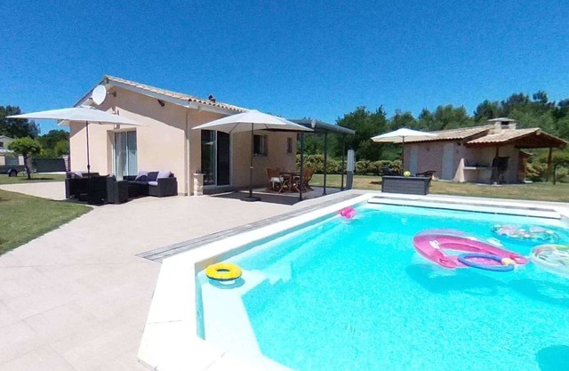 Near Soulac/mer. House with 3 bedrooms, sleeps 6, heated pool, 2500m of land.