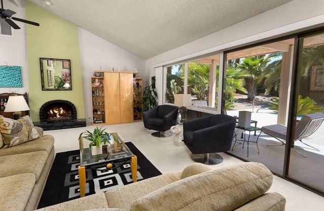 Near Strip, 14 Bedroom Sleeps 40, Huge Indoor/Outdoor Pools, Saunas,Jacuzzi /Spa