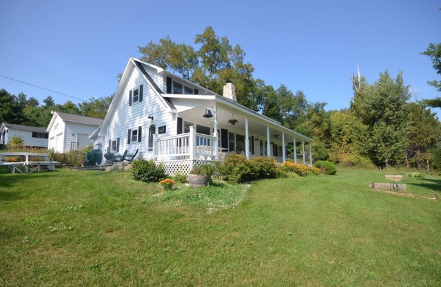 Near Torch Lake. Home w/guest cabins for family retreat. Dogs ok