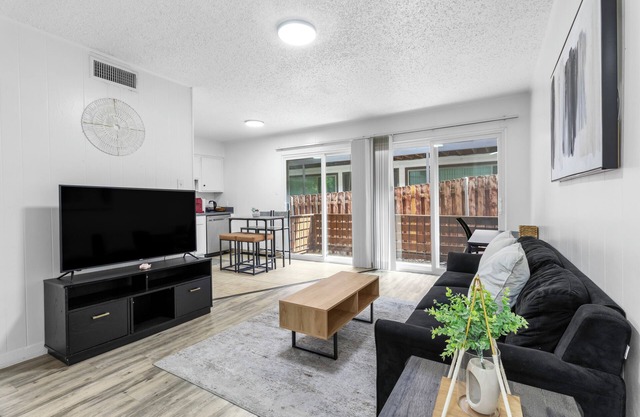 Near UTA & DT~Free Parking~Smart TVs~Stocked Kitchen