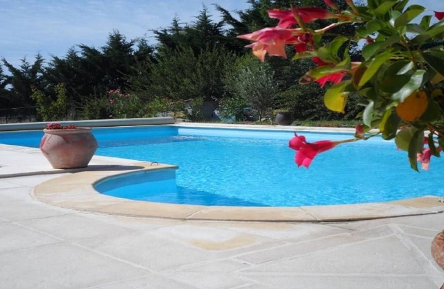Near Vallon: Villa with private swimming pool and pétanque court