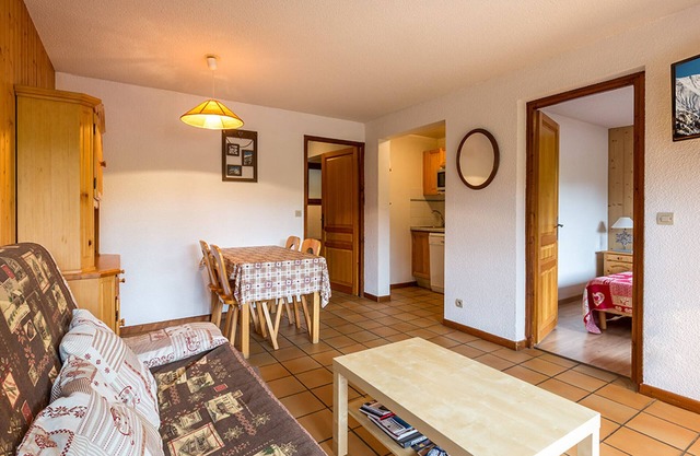 Near village, ski slopes and aquatic area, 2 rooms + nook, garage, pets allowed