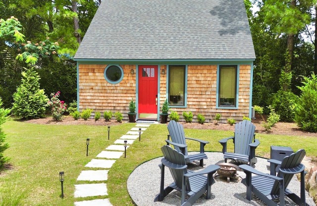 Near Wrightsville Beach! Cozy, Coastal Cottage w/King Br~FirePit~Outdoor Shower.