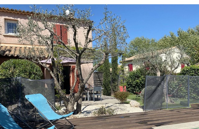 Nearby Uzes, villa with garden and private pool for 8 to 9 people