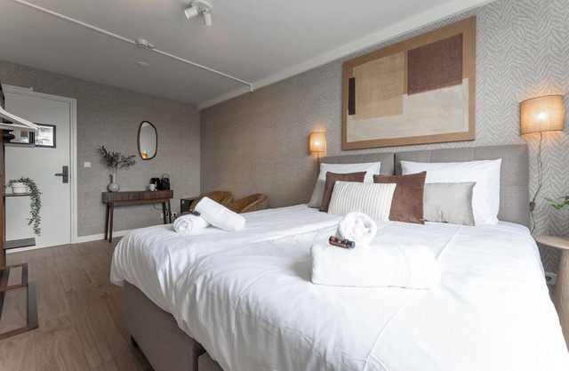 Need a quiet place to recharge? This cozy room is minutes from University Tilburg and surrounded by nature. Shared kitchen, laundry, and free parking included.