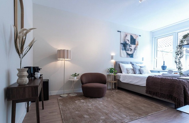 Need peace to focus? This quiet spot near University Tilburg offers an affordable stay with green surroundings, shared facilities, and easy access to campus.