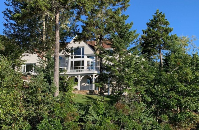 Nell`s Watch - Luxurious Oceanfront by Rocky Coast Rentals