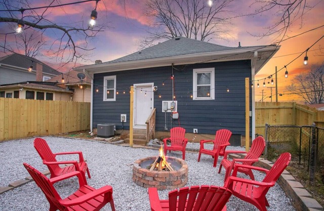 Neon Nashville! 5 min to Broadway Walk 2 dining!