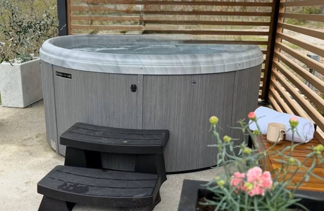 nEscape to your modern Cabin Retreat - Royal North