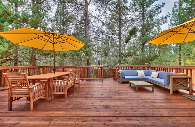 Nestled Among the Tall Pine, 3 bedrooms, hot tub, come play in the mountains.