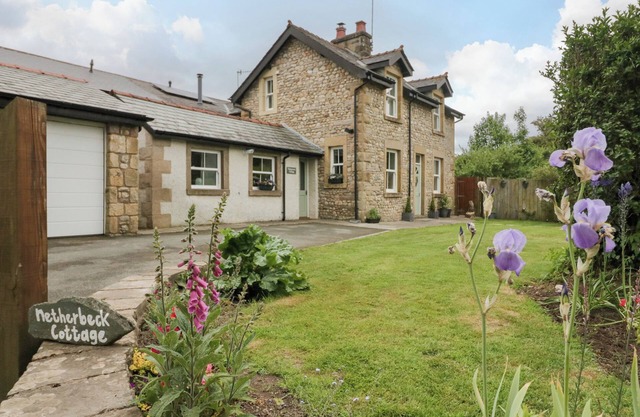 NETHERBECK COTTAGE, pet friendly, with open fire in Carnforth