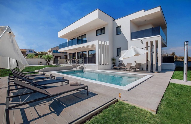 Neue Luxusvilla mit Pool, Sauna, Grossem Garten, in der Nahe Eines Sandstrandes