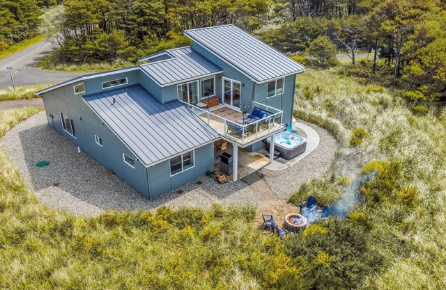 NEW! 1 minute to beach-Ocean Views-Hot Tub-Waffles for Breakfast