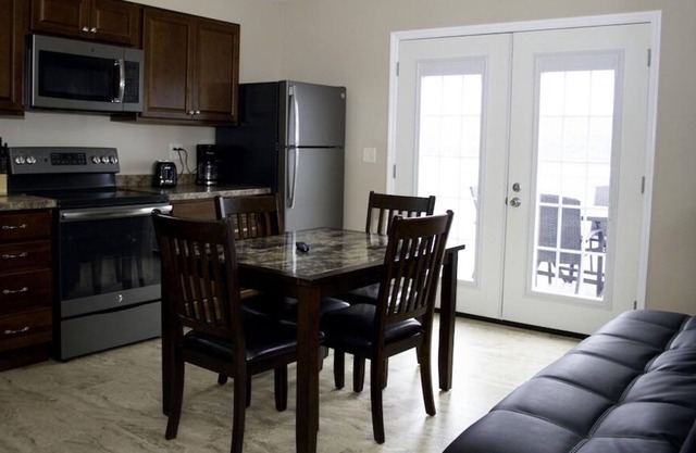 New 2 Bedroom Cottage with beautiful Lake Views