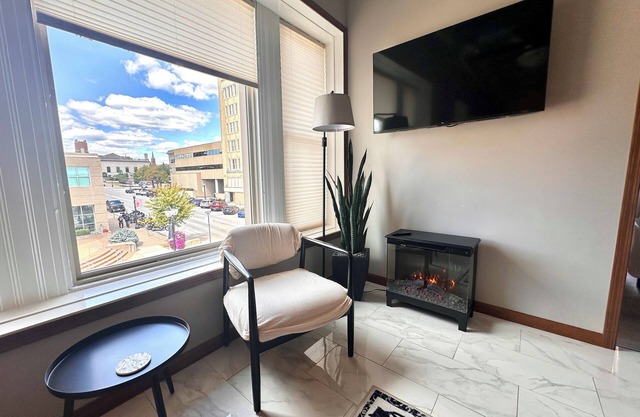 New 2-bedroom loft in center of Downtown Muscatine. Shopping, food, pubs nearby.
