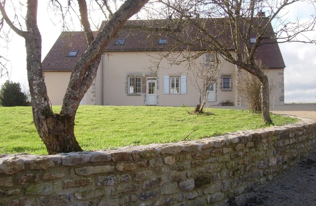 NEW 2016: BEAUTIFUL, FULLY RENOVATED FARMHOUSE 150M2, NEAR BEAUNE, WINEYARDS, A6