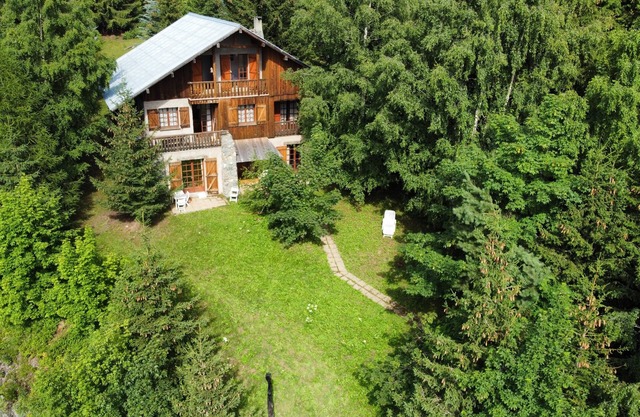 NEW 2025 Mountain chalet combining authentic charm and modern comfort!