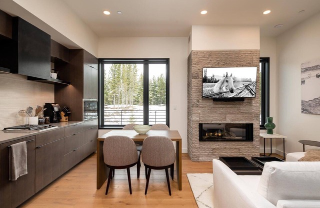 NEW! 230 LakeLodge 1-Bedroom Condo with Pool and Mountain view