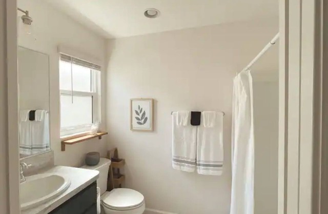 New 2bd/2bath villa. 1 block to PB court & pool