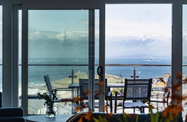 New 3 bedroom house, sleeps 6, St Ives with balcony, views, parking, wifi.