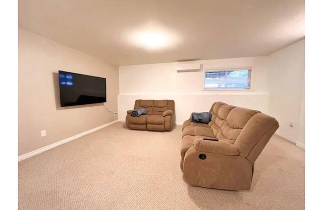 New! 3 Bedroom Townhouse with Indoor Bathtub