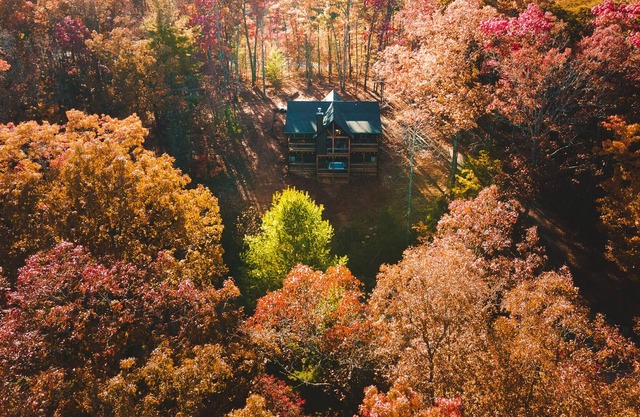 New, 4 Bedrooms, Hot Tub, Indoor+Outdoor Fireplace