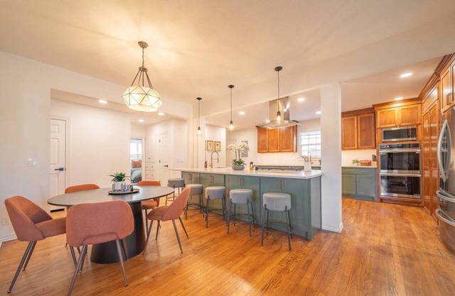 NEW 4 BR, OKC, Walk 2 OU Med, Sleeps 8, 4 King Bed