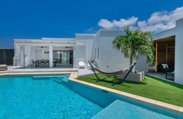NEW 4BR Villa w/Large Pool & Gym | Villa Charly