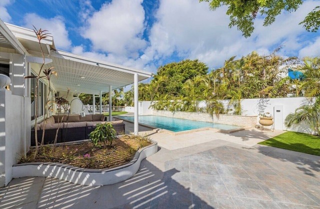 New 5 Bedroom Private Pool near superfood