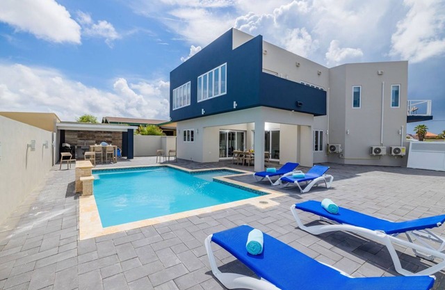 NEW 6 Bedroom Villa 2min Eagle Beach & Palm Beach