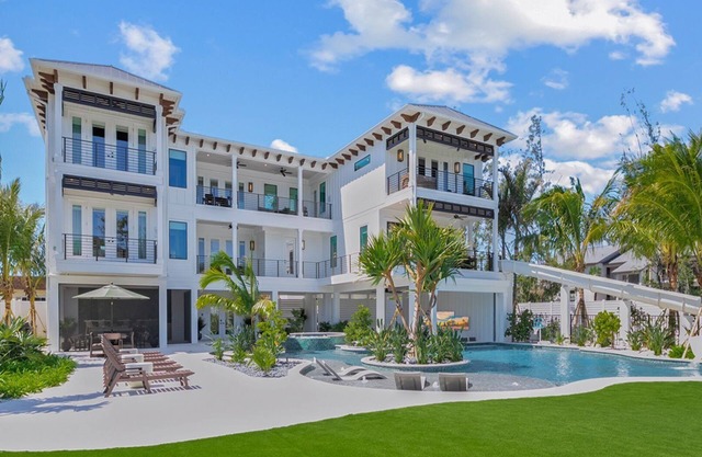 New-60ft Long Waterslide-Sunken Living Room-Media Centre-Bike to Beach/Village