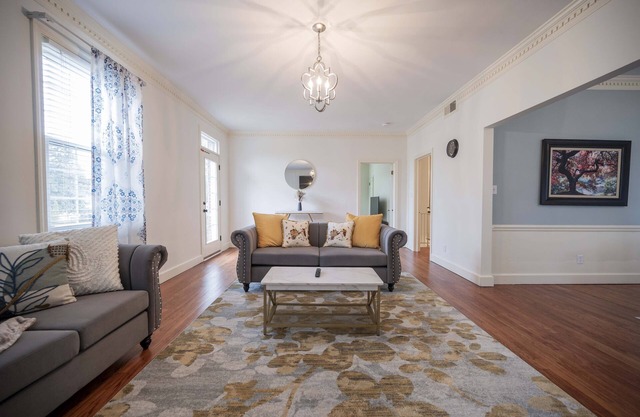 NEW! 9 min walk to the square or MTSU! On Main St!