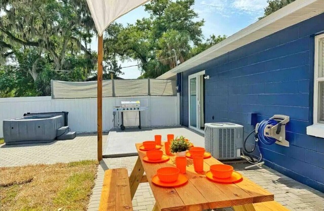 NEW Amazing 2Bd House with Jacuzzi - Up 6 Guests-Private Backyard!