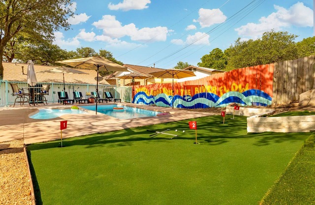 New! Backyard Bliss/two pools/gameroom/lawn games/near city's top attractions.