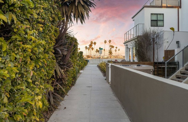 NEW Bayfront Bungalow Getaway! Steps from the beach + Free Parking