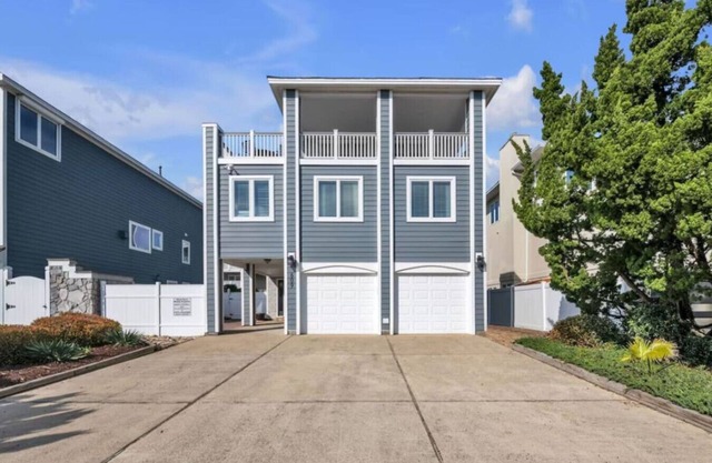 NEW! Beach House 7Bd 5Bth Pool/Hot Tub/Boating