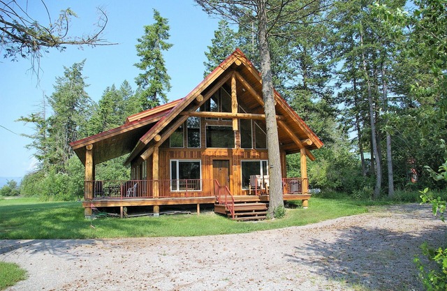 New Beautiful Well Located Cabin just north of Bigfork near the Flathead River!