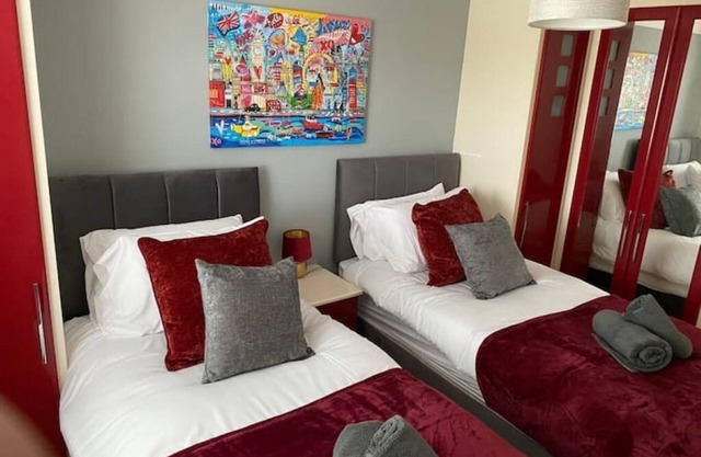 New Birmingham Rd, Jn 2 M5, 2 twin B/rooms Parking