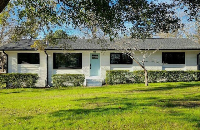 NEW!Blue Pelican Getaway!Pet friendly, fenced in back yard! Sleeps 11 by beach!