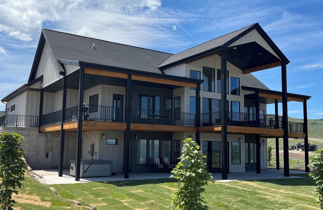 NEW BUILD! Bear Lake Escape. Spacious 6-bedroom house w/Private Beach Access!