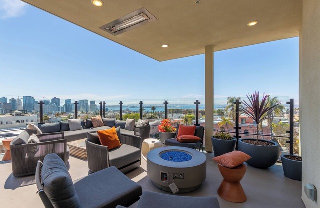 NEW BUILD-ideal San Diego location, Little Italy, Gaslamp-WiFi, AC, 2x King beds