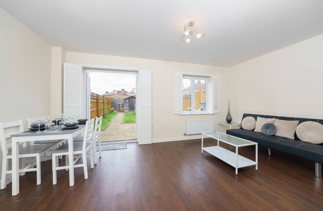 New Built Immaculate Condition House. Garden & Private Parking.