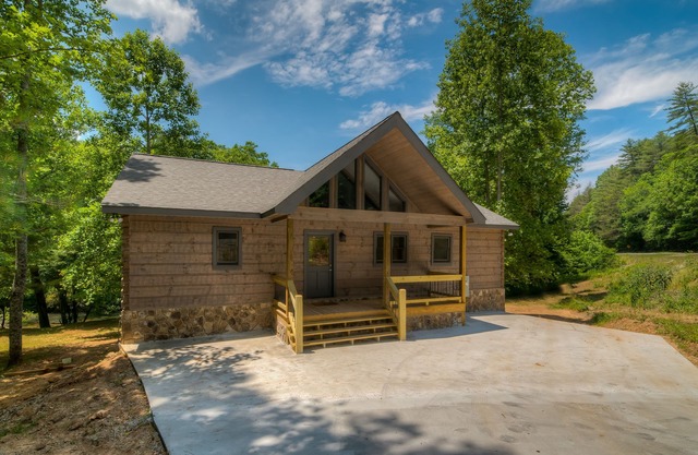 New Cabin on the Acclaimed Toccoa River w/Free WiFi & Private Hot Tub - Dogs OK