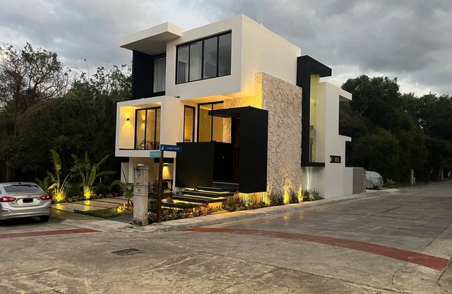 New construction Modern 4bedroom house with AC WiFi in delightful Puerto Morelos